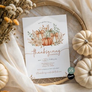 Op de afbeelding: Thanksgiving diner uitnodiging met aquarel pompoenen en herfstbladeren. De uitnodiging bevat datum, tijd en locatie. Decoratieve pompoenen en gedroogde bloemen omringen de uitnodiging op een neutrale achtergrond.
