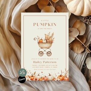 Op de afbeelding: Een uitnodiging voor een babyshower met een herfstthema. De uitnodiging toont een aquarel illustratie van een kinderwagen gevuld met pompoenen. De tekst luidt "A Little Pumpkin is on the Way!" en bevat evenementdetails.