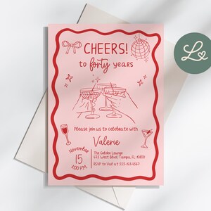 Może przedstawiać: R&oacute;żowa karta zaproszenia z czerwonym tekstem i ilustracjami. Tekst brzmi "CHEERS! to forty years" i zawiera szczeg&oacute;ły dotyczące uroczystości. Karta zawiera ilustracje kieliszk&oacute;w do szampana i kuli dyskotekowej.