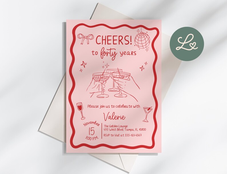Może przedstawiać: R&oacute;żowa karta zaproszenia z czerwonym tekstem i ilustracjami. Tekst brzmi "CHEERS! to forty years" i zawiera szczeg&oacute;ły dotyczące uroczystości. Karta zawiera ilustracje kieliszk&oacute;w do szampana i kuli dyskotekowej.