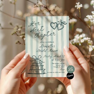 Peut inclure: Une invitation à une fête prénuptiale avec le texte "Her Next Chapter" en écriture manuscrite. L'invitation a un fond à rayures bleu clair et blanc et présente des illustrations de cœurs, de nœuds et de livres. L'invitation est tenue devant un fond floral.