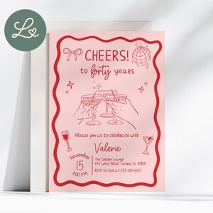 Może przedstawiać: R&oacute;żowa karta zaproszenia z czerwonym tekstem i ilustracjami. Tekst brzmi "CHEERS! to forty years" i zawiera szczeg&oacute;ły dotyczące uroczystości, takie jak data, godzina, miejsce i informacje RSVP. Karta posiada ozdobną obw&oacute;dkę i logo.