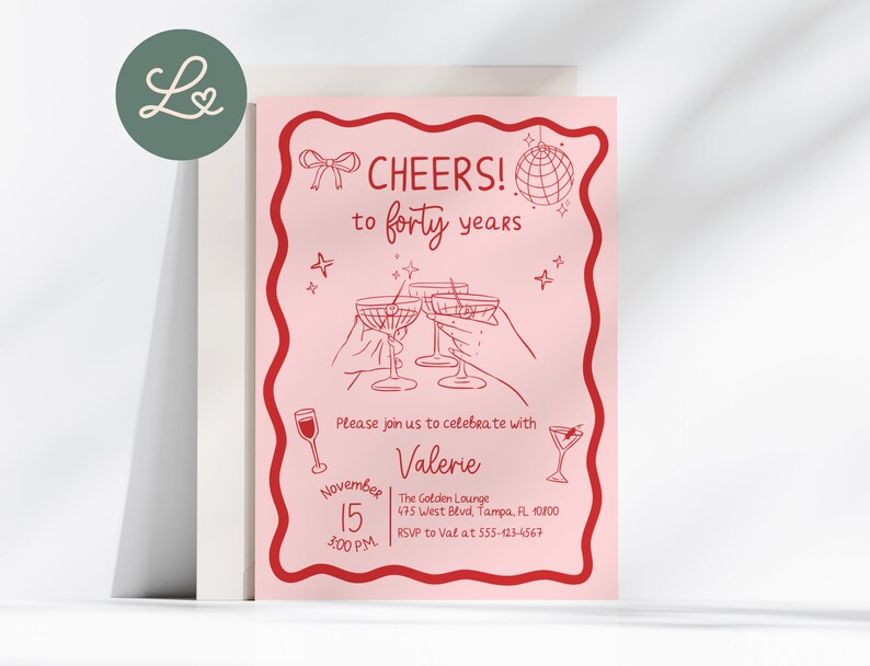 Może przedstawiać: R&oacute;żowa karta zaproszenia z czerwonym tekstem i ilustracjami. Tekst brzmi "CHEERS! to forty years" i zawiera szczeg&oacute;ły dotyczące uroczystości, takie jak data, godzina, miejsce i informacje RSVP. Karta posiada ozdobną obw&oacute;dkę i logo.