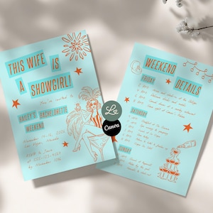 Op de afbeelding: Twee lichtblauwe vrijgezellenfeestuitnodigingen met oranje tekst en illustraties. Op één uitnodiging staat "This Wife Is A Showgirl!" met evenementdetails. De andere geeft weekenddetails. De uitnodigingen zijn versierd met sterren en een showgirl-illustratie.