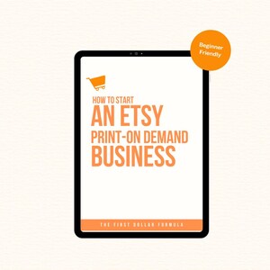 Può includere: Un tablet digitale mostra il testo arancione "HOW TO START AN ETSY PRINT-ON DEMAND BUSINESS". Una piccola icona arancione del carrello della spesa è in alto. Le parole "THE FIRST DOLLAR FORMULA" sono in basso. Un adesivo rotondo arancione dice "Beginner Friendly".