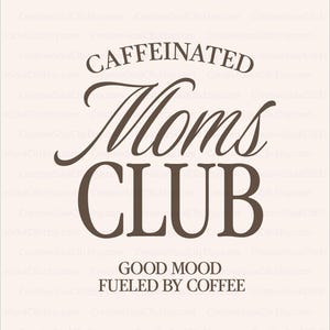 Puede incluir: Impresión beige con las palabras "CAFFEINATED Moms CLUB" en una fuente elegante de color marrón oscuro. Debajo, se lee "GOOD MOOD FUELED BY COFFEE" en una fuente más pequeña y sencilla. El fondo es beige claro.