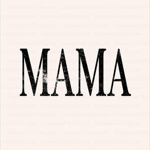 Op de afbeelding: Zwarte "MAMA" tekstontwerp op een crèmekleurige achtergrond. Het woord is in een vetgedrukte schreefletter met een distressed textuur, wat een vintage esthetiek creëert. De Etsy shopnaam wordt op de achtergrond herhaald.