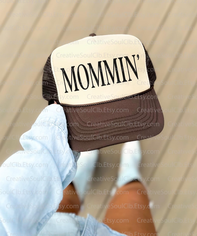 Mommin' PNG, Trendy Serif Font Design, Distressed Mommin' Design ...