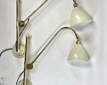 Conjunto de 2 luminárias de parede BestLite BL5 em latão com cúpula semi-fosca Robert Dudley na cor off-white.
