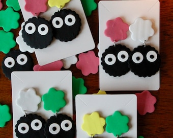Handgefertigte Polymer Clay Ruß Sprite Ohrringe — Studio Ghibli inspiriert, Bunt und skurril