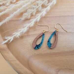 Boucles d&#39;oreilles en bois de larme et turquoise : bois de sapelli et acrylique, bijoux bohèmes faits main