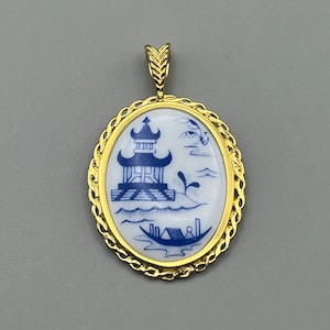 Vintage Danbury Mint Spode Blue Willow style bone china oval pendant