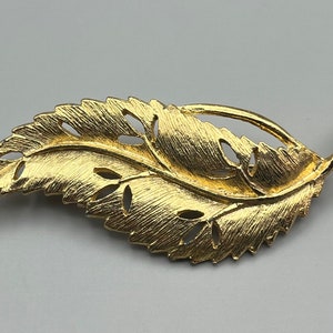 Vintage gold tone leaf brooch