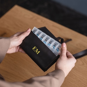 Gepersonaliseerde pillendoos, lederen reispillendoos, pillendoosje leer, pillendoosje 7 dagen reizen, gepersonaliseerde pillendoos