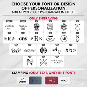 Op de afbeelding: Een tabel met verschillende lettertype- en ontwerpmogelijkheden voor personalisatie. De tabel is onderverdeeld in twee secties: "Alleen graveren" en "Stempelen (alleen tekst, alleen in &eacute;&eacute;n lettertype)". De sectie "Alleen graveren" toont 20 verschillende lettertype- en ontwerpmogelijkheden, genummerd van 1 tot 20. De sectie "Stempelen (alleen tekst, alleen in &eacute;&eacute;n lettertype)" toont drie verschillende lettertype-opties: "Geen kleur", "CV" en "FG".