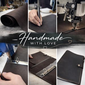 K&ouml;nnte beinhalten: Eine Collage von Bildern, die die Herstellung eines Lederordners zeigen. Der Prozess umfasst das Schneiden, N&auml;hen und Zusammenbauen. Der Text "Handmade with Love" ist in wei&szlig;er Schrift dargestellt. Das Leder hat eine satte braune Farbe.