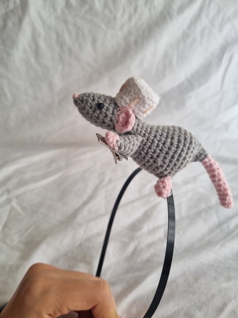 Serre-tête ratatouile au crochet, serre-tête ratatouille au crochet, accessoires pour cheveux, chef souris, pinces à cheveux, amigurumi, fait main, serre-tête Remy Dark Grey