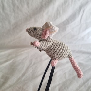 Serre-tête ratatouile au crochet, serre-tête ratatouille au crochet, accessoires pour cheveux, chef souris, pinces à cheveux, amigurumi, fait main, serre-tête Remy Grey