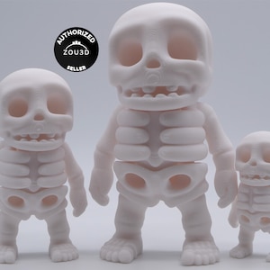 Puede incluir: Tres figuras de esqueleto de plástico blanco de diferentes tamaños. El esqueleto más grande está de pie con los brazos extendidos. El esqueleto del medio está de pie con los brazos a los lados. El esqueleto más pequeño está de pie con los brazos a los lados.