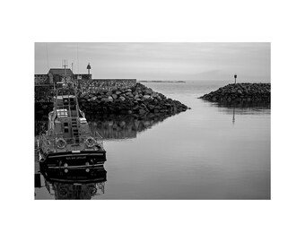 Port de Glenarm et canot de sauvetage - impression originale en noir et blanc en montage