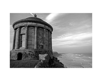 Gros plan sur le temple Mussenden - Impression originale en noir et blanc en montage