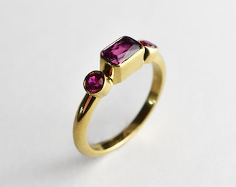 Drei Stein Rubin Goldring, Rechteck Rubin Steinring, drei Stein Verlobungsring, Frauen Gold Versprechen Ring, roter Rubin Schmuck, Geschenk für sie