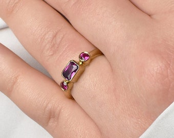 Drei Stein Rubin Goldring, Rechteck Rubin Steinring, drei Stein Verlobungsring, Frauen Gold Versprechen Ring, roter Rubin Schmuck, Geschenk für sie