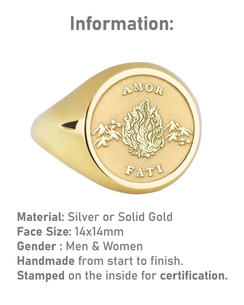 K&ouml;nnte beinhalten: Ein goldener Siegelring mit einer runden Fl&auml;che, die ein stilisiertes Flammenmotiv und die Worte "AMOR FATI" in einer Serifenschrift zeigt.