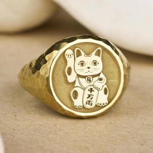 14K Gold Maneki Neko Signet Ring, Hammered Lucky Cat Jewelry, Japanese Fortune Ring, Good Luck Gift for Her, Prosperity Symbol Ring