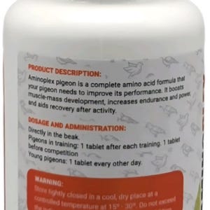 Pu&ograve; includere: Flacone bianco di vitamine Aminoplex per piccioni. L'etichetta include informazioni sui benefici, il dosaggio e le avvertenze del prodotto. Il flacone ha un tappo bianco con la scritta "ARMA" e "MADE IN USA" con la bandiera americana.