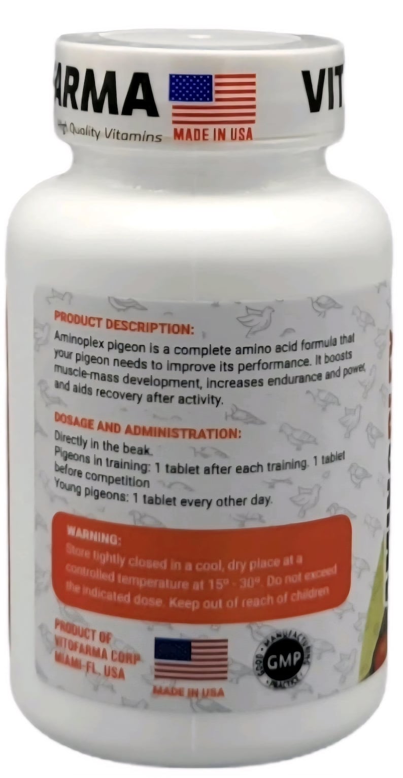 Pu&ograve; includere: Flacone bianco di vitamine Aminoplex per piccioni. L'etichetta include informazioni sui benefici, il dosaggio e le avvertenze del prodotto. Il flacone ha un tappo bianco con la scritta "ARMA" e "MADE IN USA" con la bandiera americana.