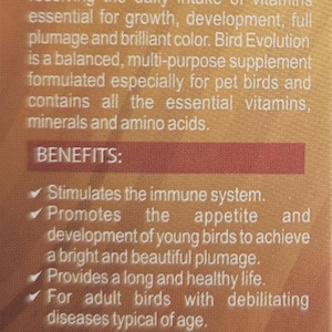 Pode incluir: Um r&oacute;tulo de produto para "COMPLETE MULTIVITAMIN BIRD EVOLUTION" com texto descrevendo seus benef&iacute;cios para p&aacute;ssaros. O r&oacute;tulo &eacute; principalmente laranja e vermelho, com texto branco. Ele lista vitaminas, minerais e amino&aacute;cidos para p&aacute;ssaros de ra&ccedil;as pequenas.