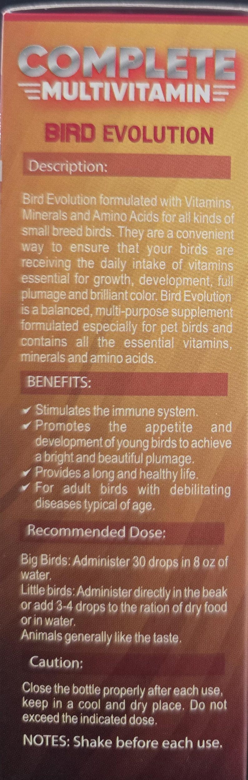 Pode incluir: Um r&oacute;tulo de produto para "COMPLETE MULTIVITAMIN BIRD EVOLUTION" com texto descrevendo seus benef&iacute;cios para p&aacute;ssaros. O r&oacute;tulo &eacute; principalmente laranja e vermelho, com texto branco. Ele lista vitaminas, minerais e amino&aacute;cidos para p&aacute;ssaros de ra&ccedil;as pequenas.