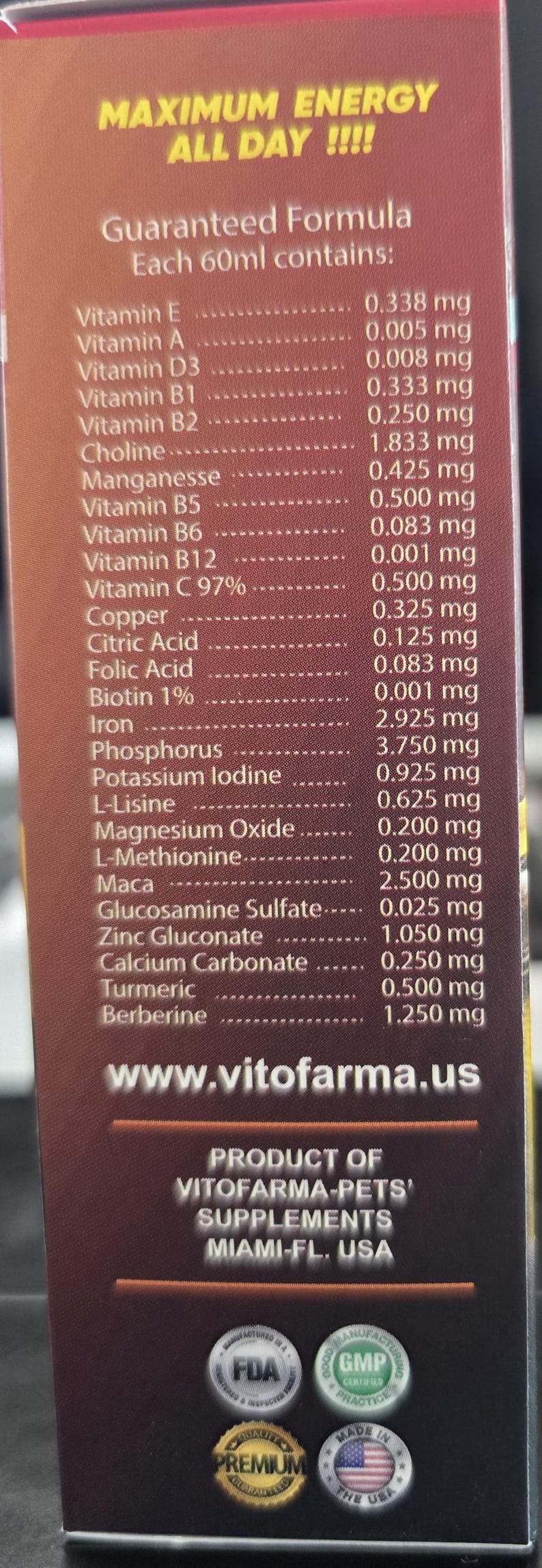 Pode incluir: Um r&oacute;tulo de produto com o texto "MAXIMUM ENERGY ALL DAY !!!!" lista ingredientes e quantidades por 60 ml. O r&oacute;tulo inclui vitaminas, minerais e outros compostos. O produto &eacute; fabricado pela VitoFarma-Pets' Supplements em Miami, FL, EUA.