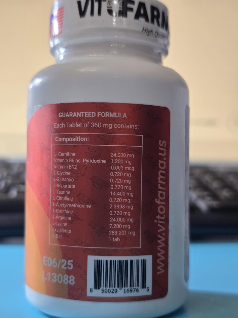 Pu&ograve; includere: Una bottiglia di integratore bianca con un'etichetta rossa e arancione. L'etichetta elenca ingredienti come L-Carnitina e Vitamina B6. La bottiglia ha un tappo bianco e il testo "VIT FARMA" &egrave; visibile. La bottiglia contiene 360 mg di integratori.