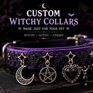 Op de afbeelding: Een paarse fluwelen halsband voor huisdieren met zwarte kanten afwerking en zilverkleurige bedels in de vorm van een maansikkel, pentagram en hart. De afbeelding bevat tekst zoals CUSTOM WITCHY COLLARS, CHARM THEMES en instructies voor het bestellen.