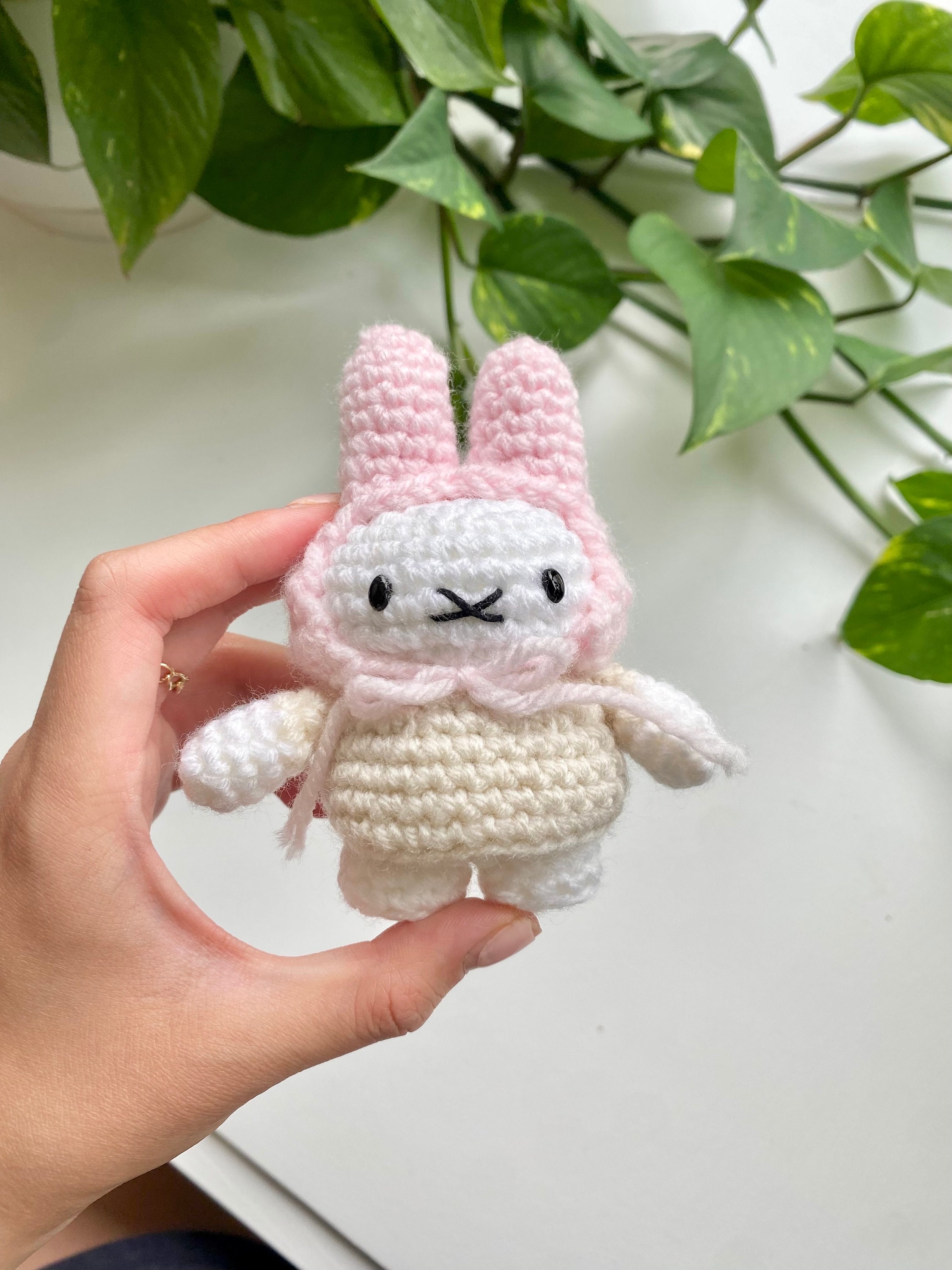 帽子をかぶったウサギのかぎ針編みキーホルダー 無地 ライトピンクと