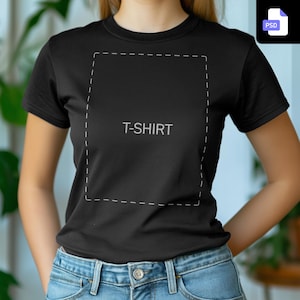 Può includere: Una maglietta nera con un contorno bianco di un quadrato e il testo "T-SHIRT" all'interno del quadrato.