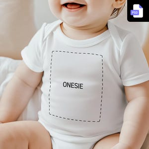 Op de afbeelding: Witte romper met een zwart gestippeld vierkant op de voorkant. Het vierkant heeft het woord "ONESIE" in zwart gedrukt.