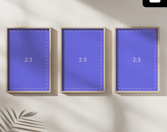 Puede incluir: Tres impresiones artísticas enmarcadas con una relación de aspecto de 2:3, cada una con un fondo morado vibrante. Los marcos son de color madera clara y las impresiones se muestran contra una pared neutra. El texto "2:3" es visible en cada impresión.