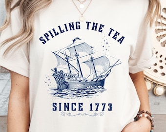 Spilling The Tea Since 1773 Maglietta per amanti della storia americana Maglietta patriottica Maglietta divertente per insegnanti di storia Regalo di apprezzamento per patrioti