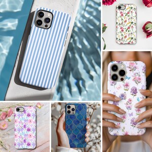 K&ouml;nnte beinhalten: Sammlung von Handyh&uuml;llen mit verschiedenen Designs. Eine H&uuml;lle hat blaue und wei&szlig;e vertikale Streifen. Andere H&uuml;llen zeigen florale Muster in Rosa, Lila und Wei&szlig; sowie ein blaues und goldenes geometrisches Design. Die H&uuml;llen sind f&uuml;r verschiedene Telefonmodelle konzipiert.