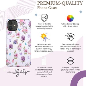 K&ouml;nnte beinhalten: Eine wei&szlig;e Handyh&uuml;lle mit einem floralen Muster aus rosa, lila und blauen Blumen und Schmetterlingen. Das Bild zeigt "Premium-Quality Phone Cases" und hebt Funktionen wie UV-Schutz und ein Silikonfutter hervor.