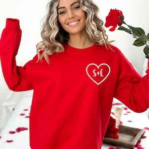 Sudadera personalizada con corazón para San Valentín, camiseta personalizada para parejas, corazón con inicial personalizada, camiseta personalizada con el amor, regalo de aniversario personalizado