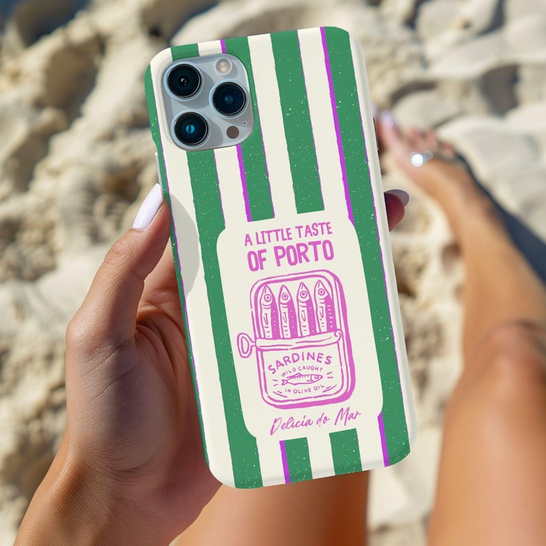 K&ouml;nnte beinhalten: Eine Handyh&uuml;lle mit gr&uuml;n-wei&szlig;em Streifenmuster. Auf der H&uuml;lle steht der Text "A Little Taste of Porto" und eine Illustration einer rosa Sardinenb&uuml;chse. Auf der B&uuml;chse steht "Sardines Wild Caught in Olive Oil".