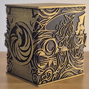 Deck box Sorcerer’s Embrace - MTG, Lorcana, Onepiece, Pokemon & autres compatible - Personnalisable - 125 Cartes Sleevées - Peinture main