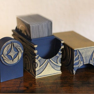 Lorcana Pocket Deck Box - Solution de stockage pour un deck de 60 cartes avec boite de tokens intégrée (32 tokens en option)