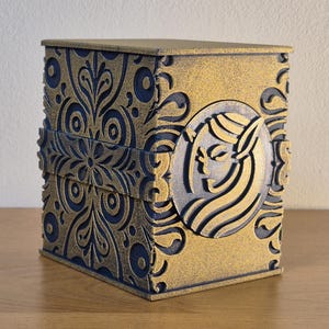 Aurum Bloom Deck box - MTG, Lorcana, Onepiece, Pokemon & autres compatible - Personnalisable pour TCG - 125 Cartes Sleevées peinte à la main