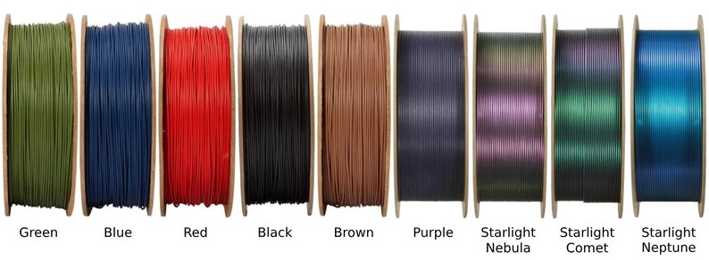 Peut inclure: Plusieurs bobines de filament de diff&eacute;rentes couleurs, dont vert, bleu, rouge, noir, marron, violet et des nuances nomm&eacute;es "Starlight Nebula", "Starlight Comet" et "Starlight Neptune". Chaque bobine est &eacute;tiquet&eacute;e avec sa couleur.