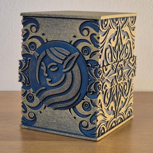 Solaris Deck box - MTG, Lorcana, Onepiece, Pokemon & autres compatible - Personnalisable pour TCG - 125 Cartes Sleevées peinte à la main